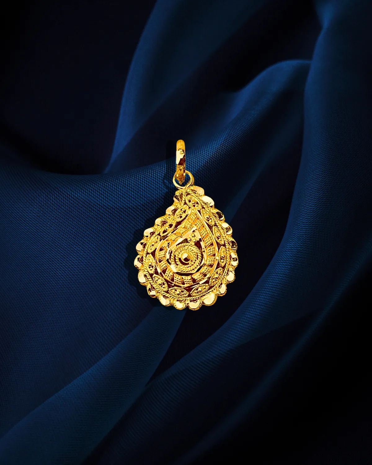 22 KT Gold Designer Engraved Pendant Set (D121)