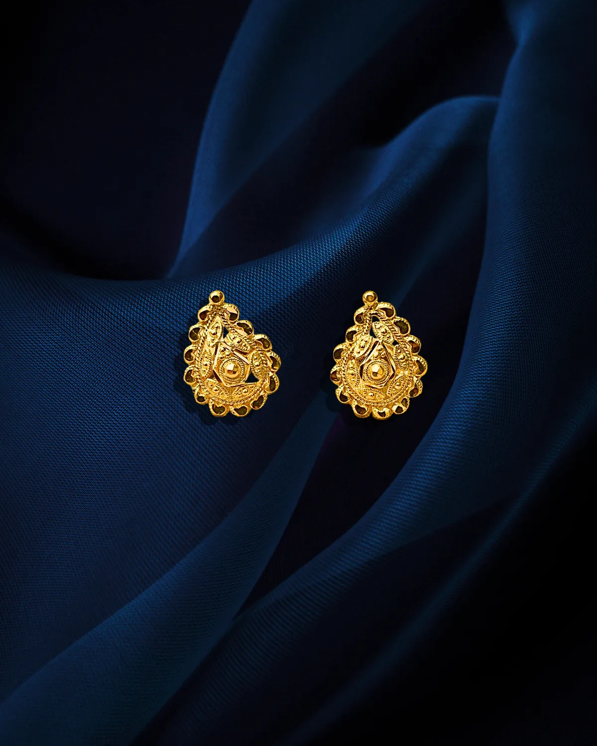 22 KT Gold Designer Engraved Pendant Set (D121)