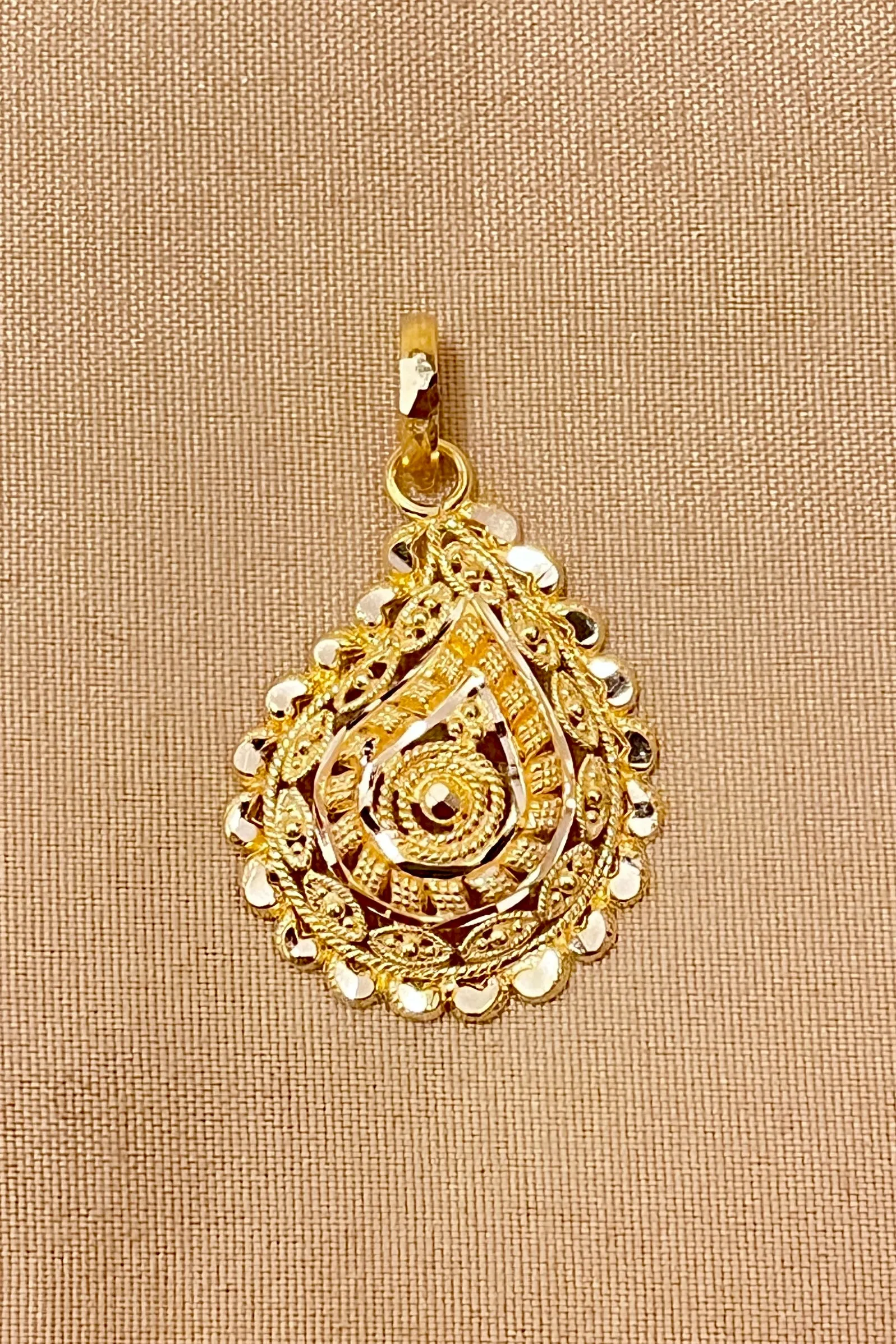 22 KT Gold Designer Engraved Pendant Set (D121)
