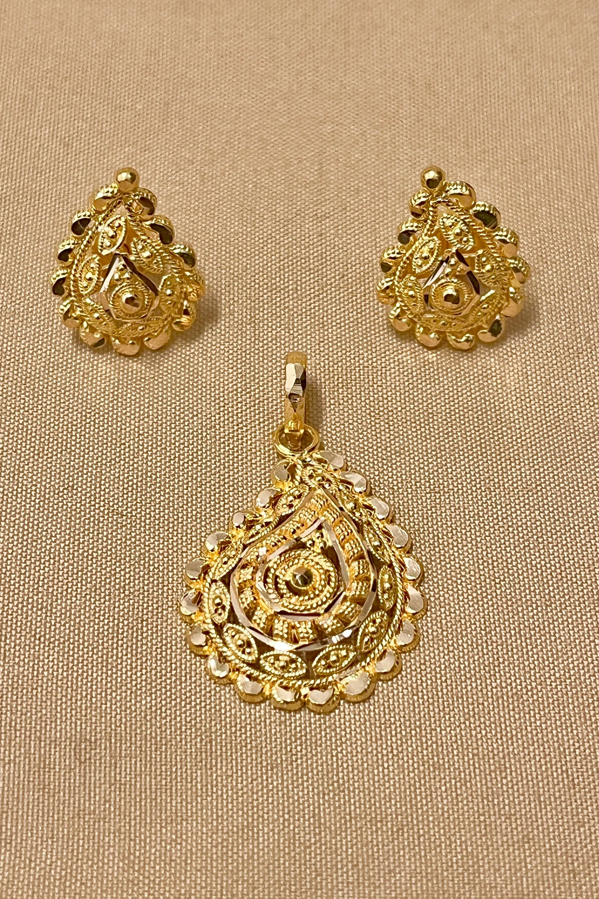 22 KT Gold Designer Engraved Pendant Set (D121)
