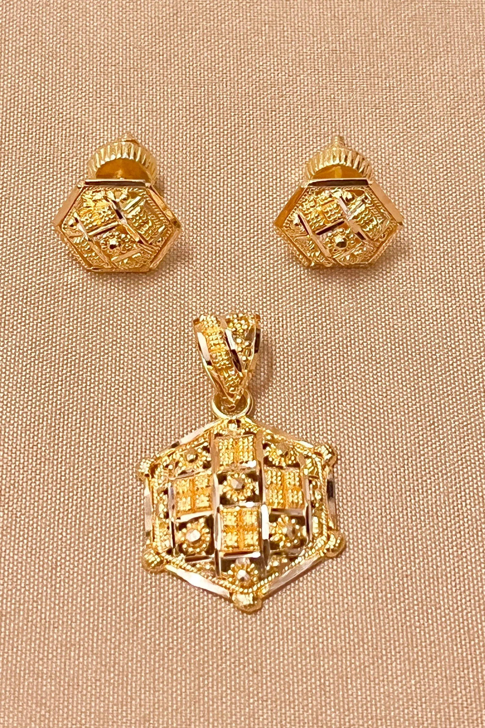 22 KT Gold Designer Hexagon Pendant Set (D108)
