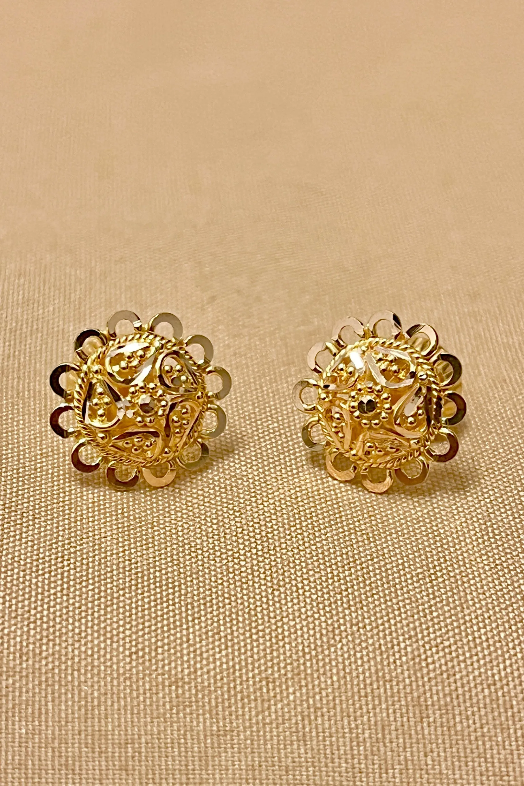 22 KT Gold Traditional Round Pendant Set (D110)