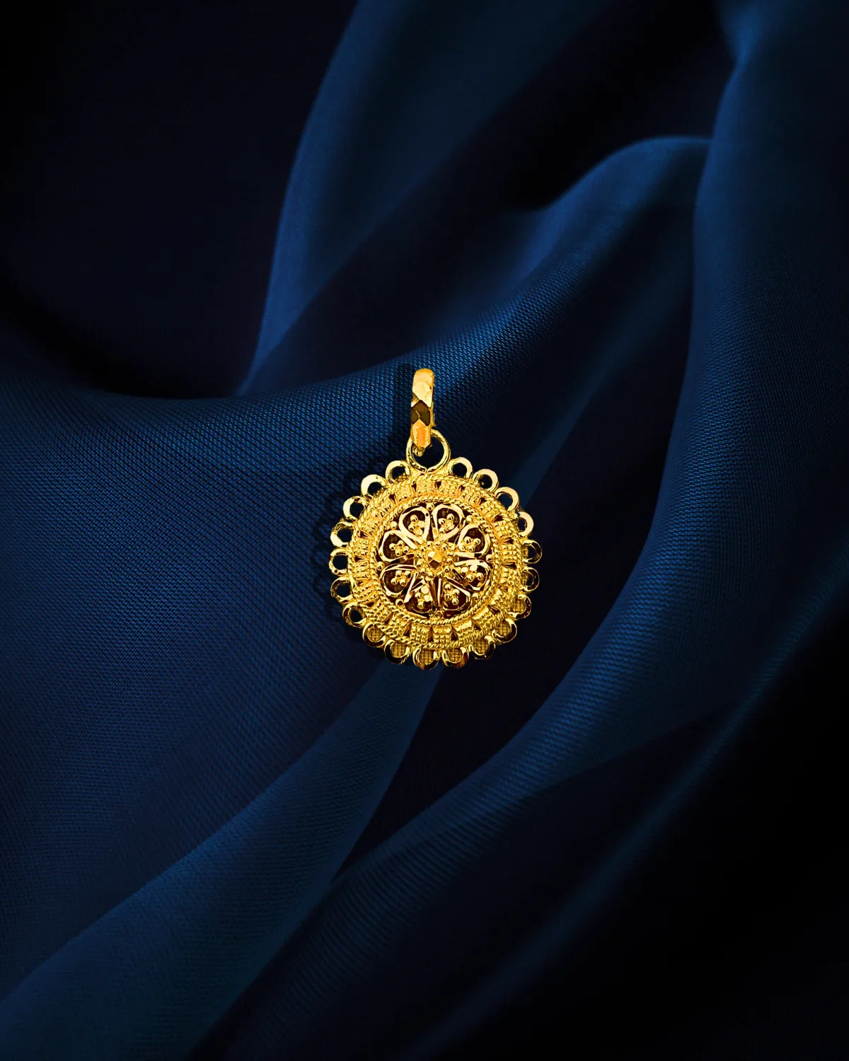 22 KT Gold Traditional Round Pendant Set (D110)