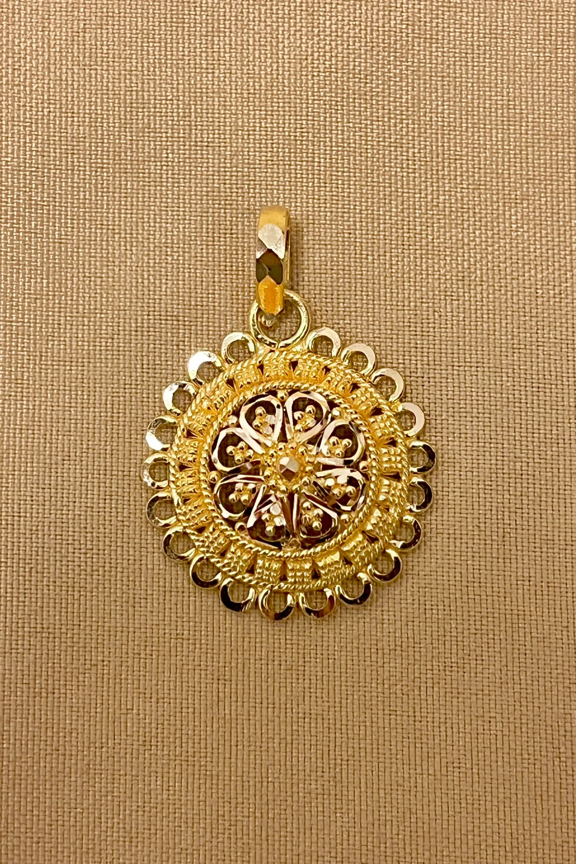 22 KT Gold Traditional Round Pendant Set (D110)