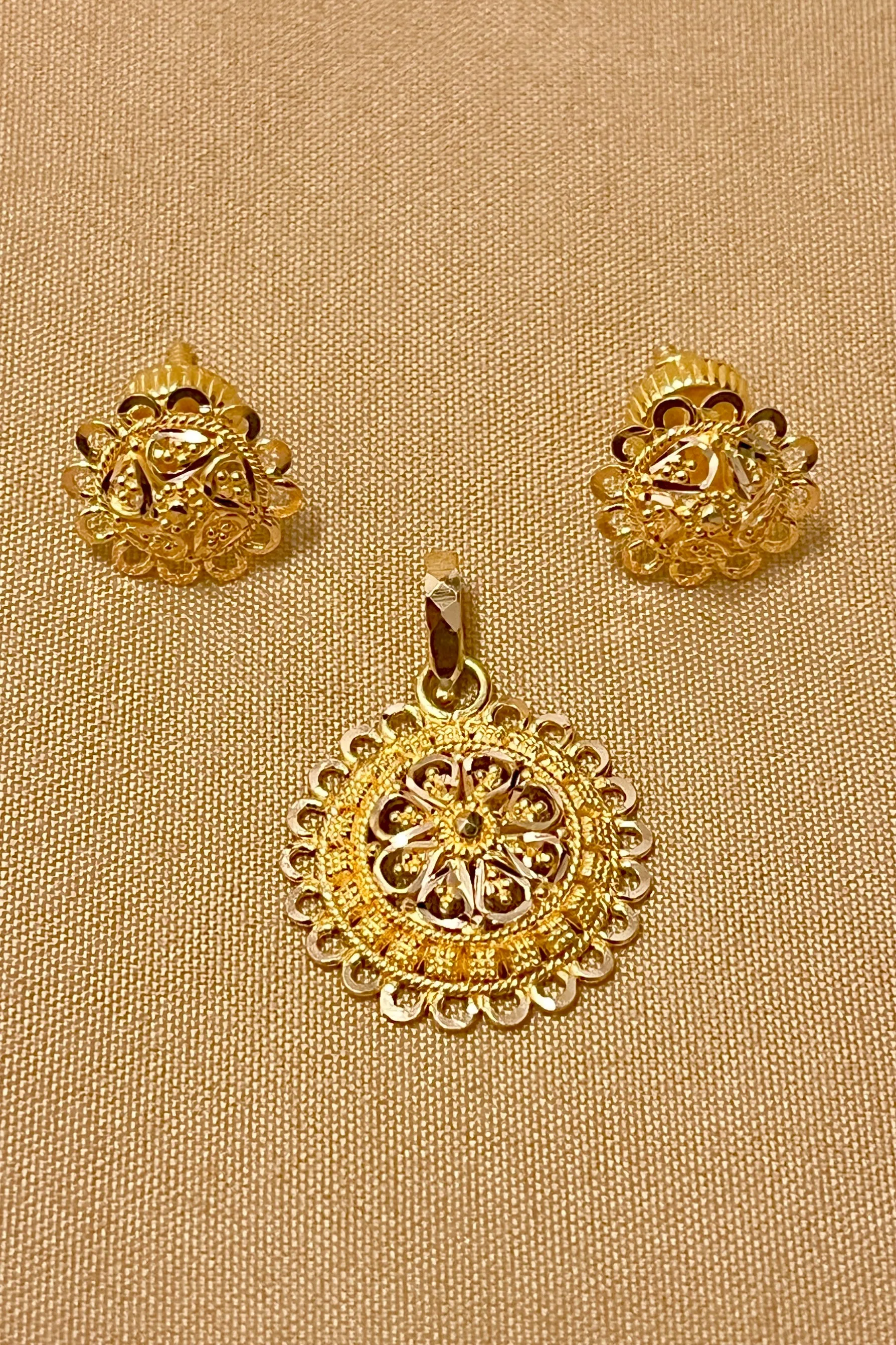 22 KT Gold Traditional Round Pendant Set (D110)