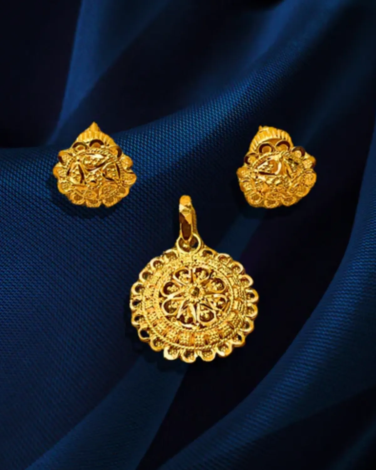 22 KT Gold Traditional Round Pendant Set (D110)