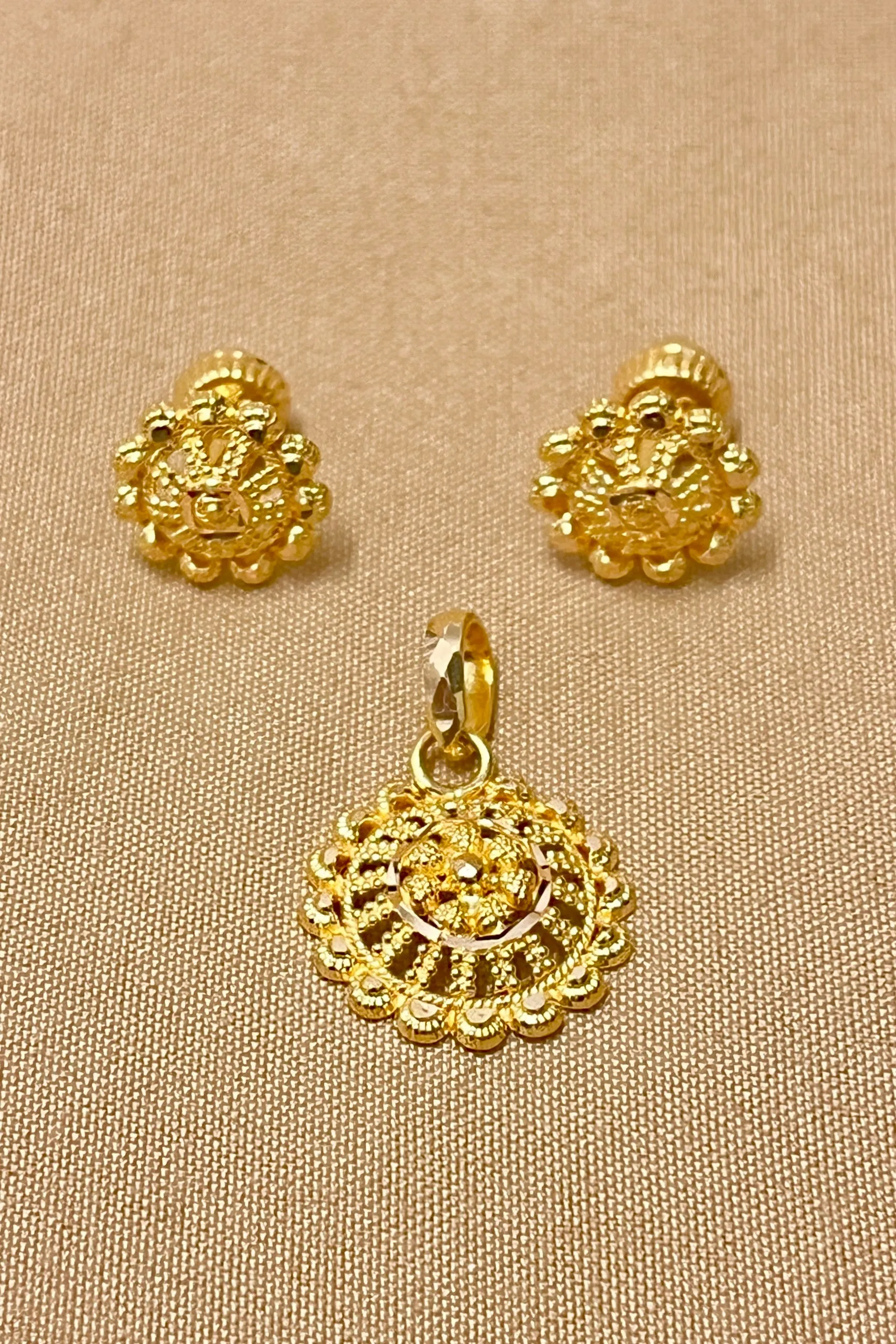 22 KT Gold Traditional Round Pendant Set (D112)