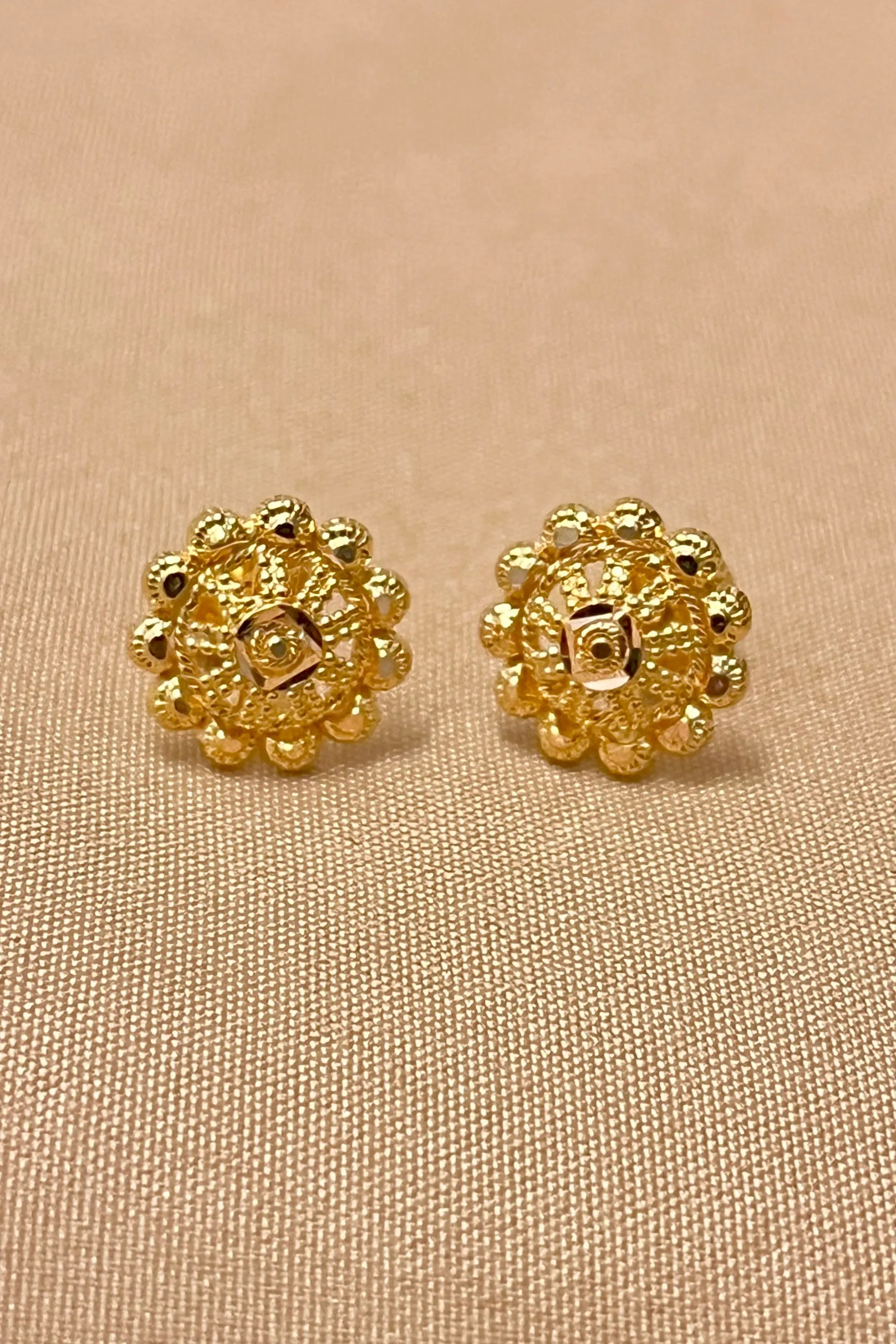 22 KT Gold Traditional Round Pendant Set (D112)