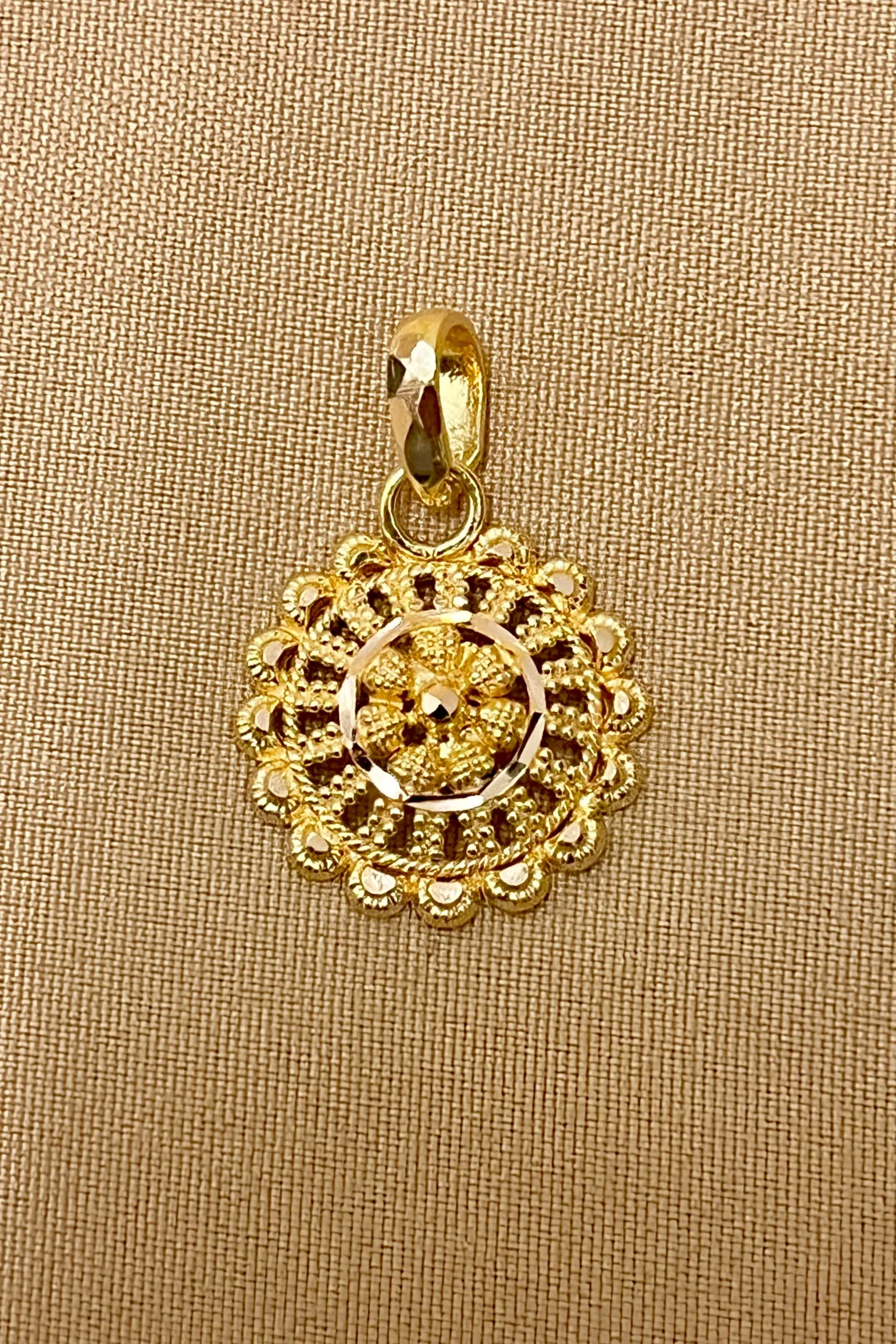 22 KT Gold Traditional Round Pendant Set (D112)