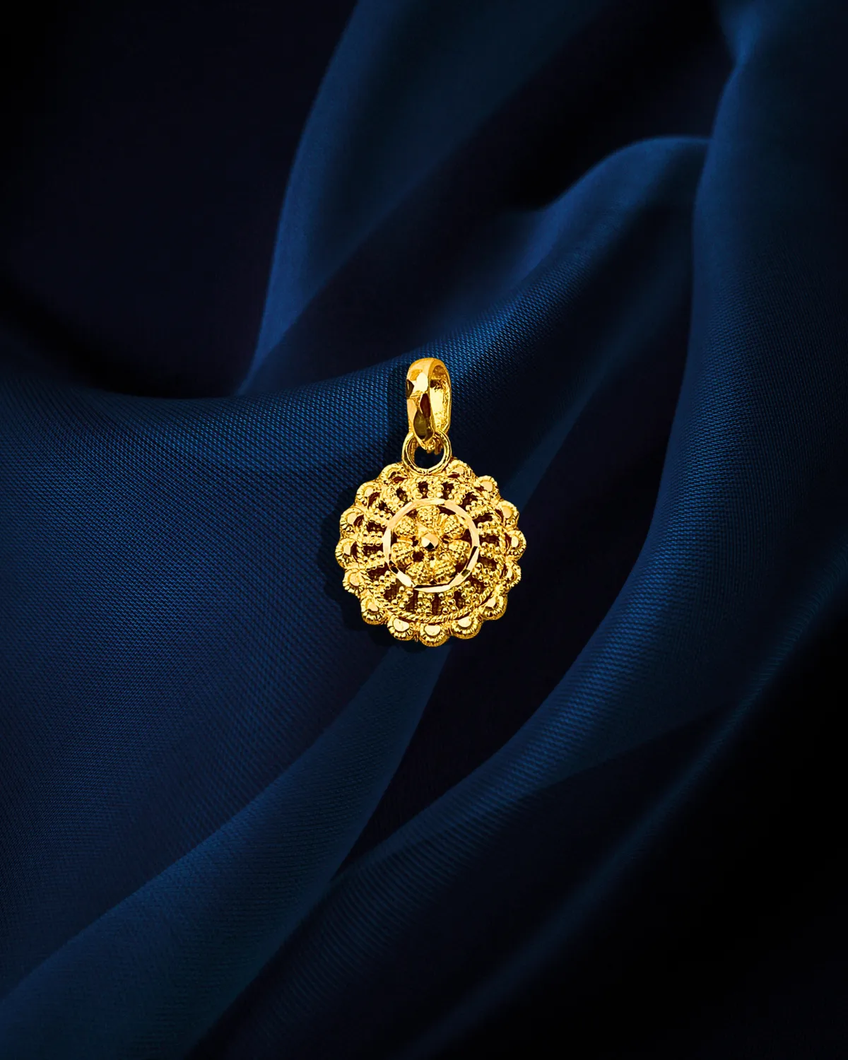 22 KT Gold Traditional Round Pendant Set (D112)