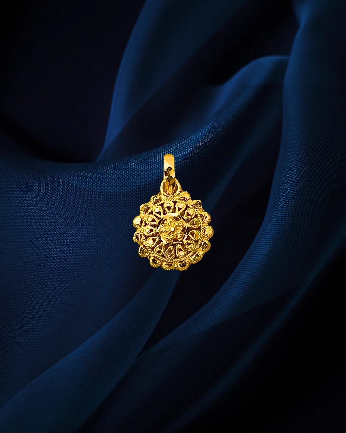 22 KT Gold Traditional Round Pendant Set (D114)