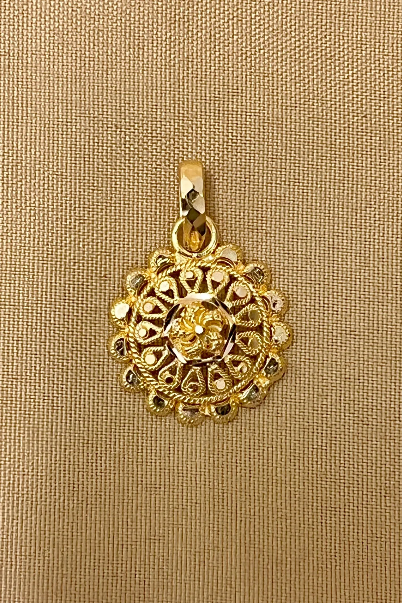 22 KT Gold Traditional Round Pendant Set (D114)