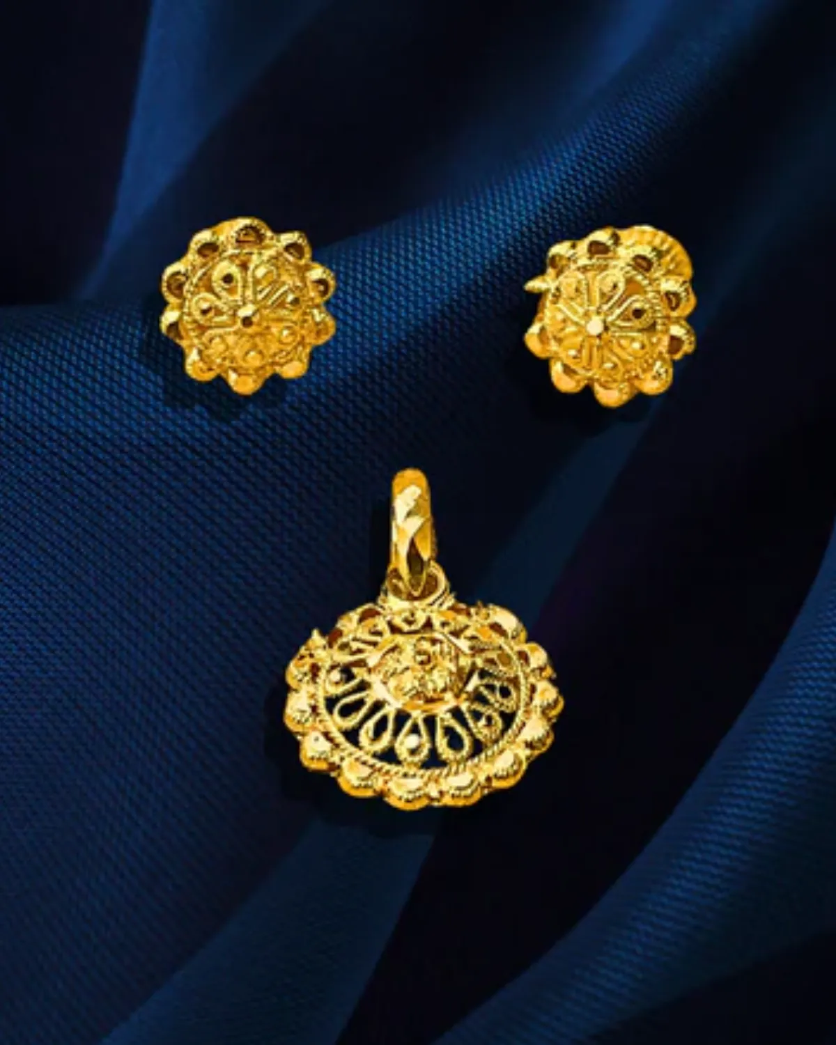 22 KT Gold Traditional Round Pendant Set (D114)