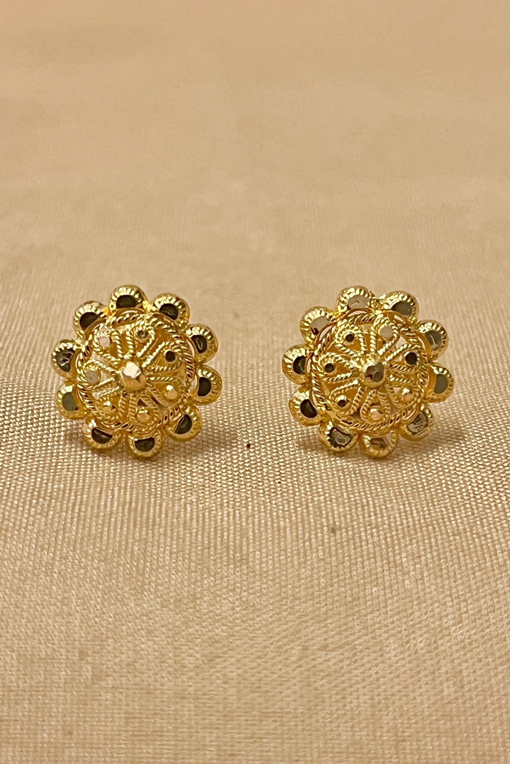 22 KT Gold Traditional Round Pendant Set (D114)