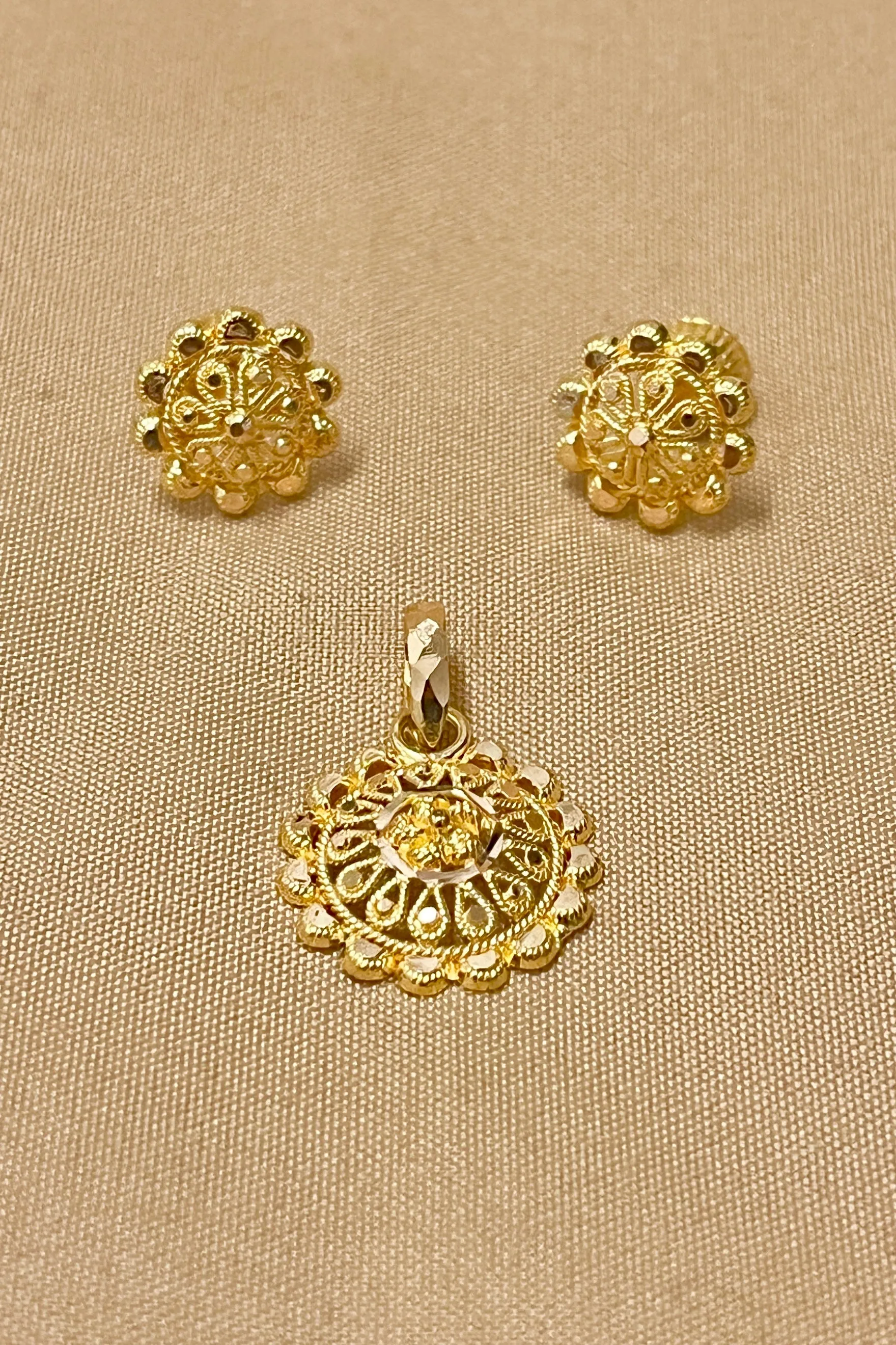 22 KT Gold Traditional Round Pendant Set (D114)